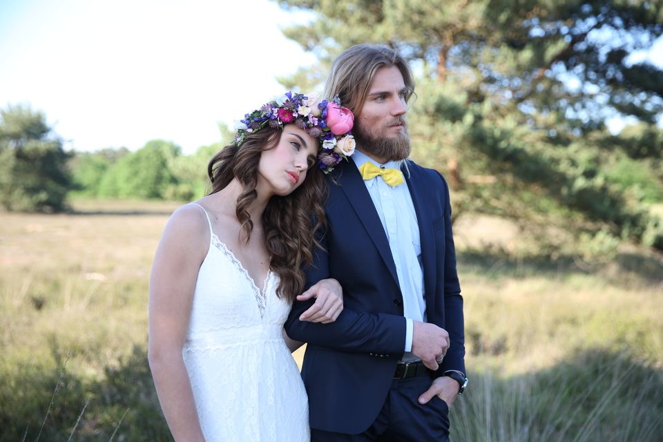 Brautpaar in der Heide, die Braut mit Locken und Blumenkranz im Haar