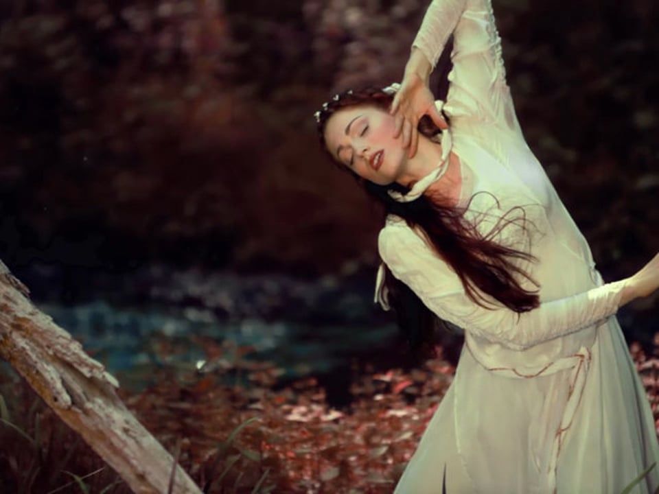 Tänzerin im weißen Kleid mit langem Haar im herbstlichen Wald, Tanzvideo In Full Bloom