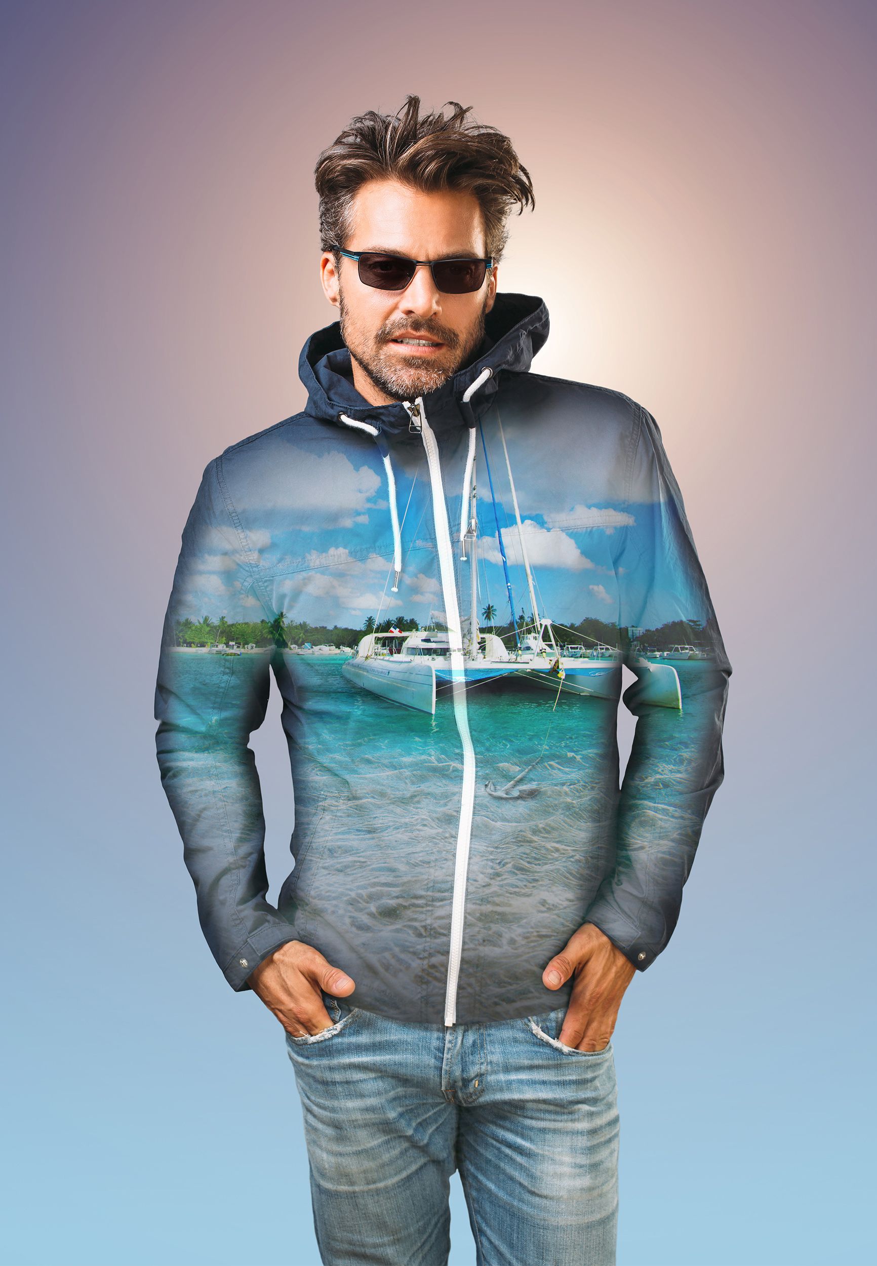 Männliches Model mit Sonnenbrille und bedruckter Kapuzenjacke vor blauem Hintergrund, SEIKO-Polarthin-Kampagne