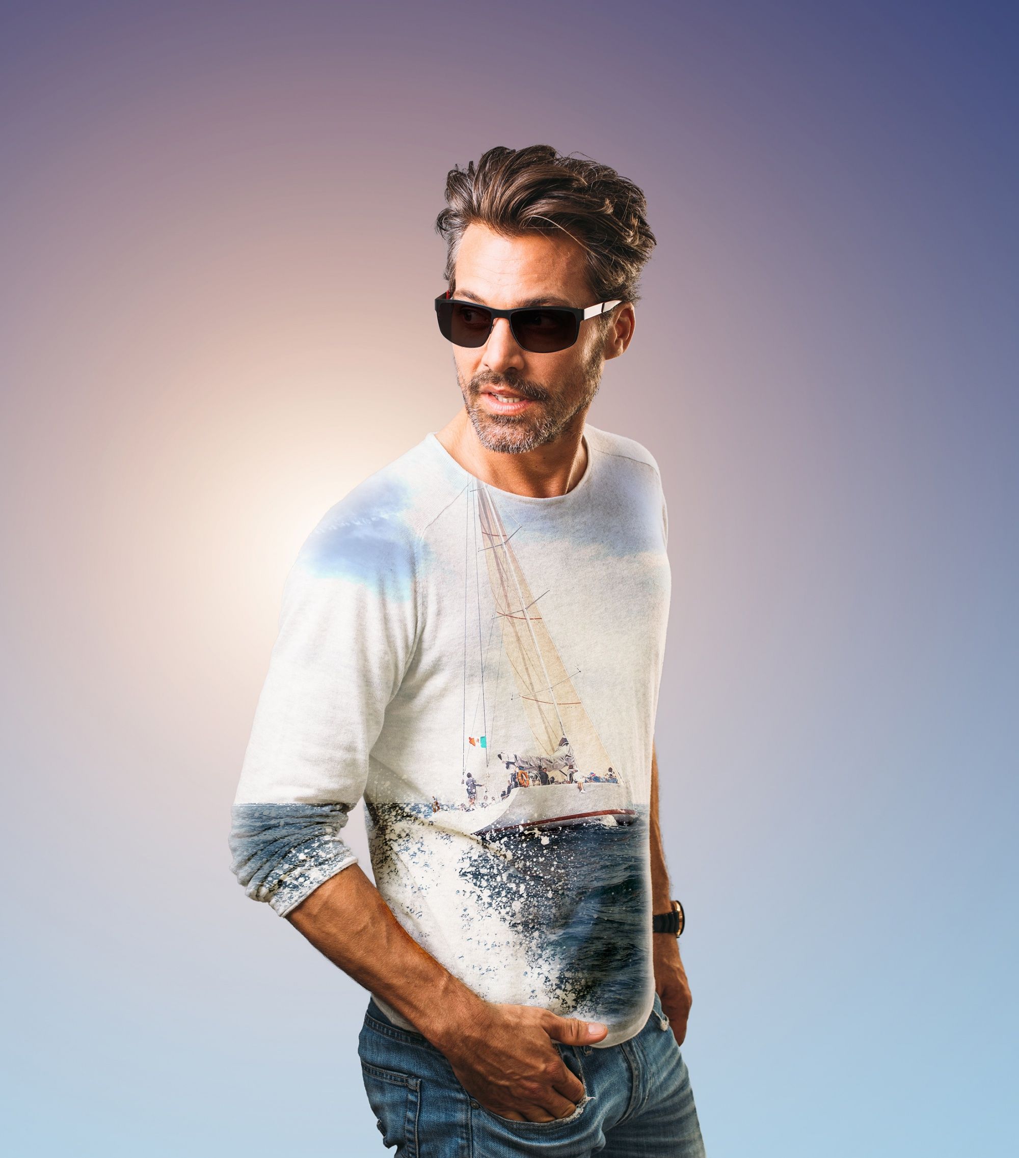 Model mit gestyltem grauem Haar und Sonnenbrille im bedruckten T-Shirt, SEIKO Polarthin