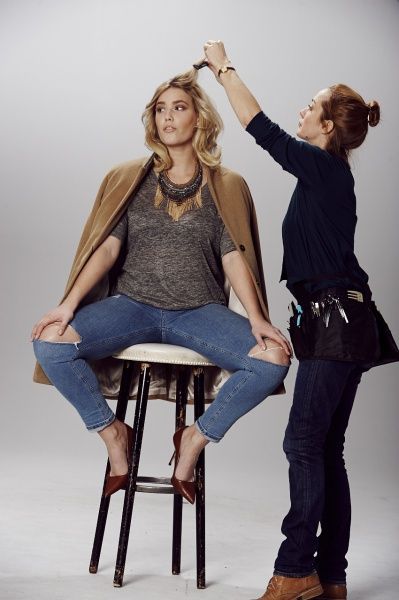 Hair & Make-up Artist Sonja Engelhard beim Styling eines blonden Models am Set
