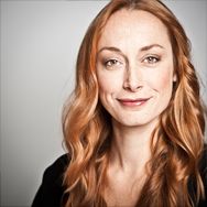 Porträt von Sonja Engelhard mit langem rotblondem Haar