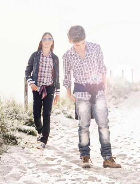 Zwei Kinder in Karohemden spazieren über einen Sandweg in den Dünen, Tommy Hilfiger Kidswear