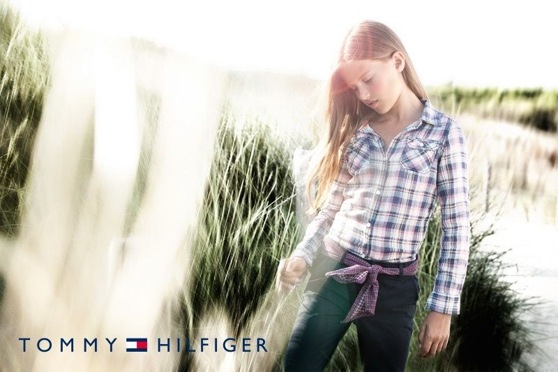 Mädchen mit langem Haar im karierten Hemd zwischen Dünengras, Tommy Hilfiger
