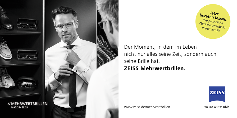 ZEISS-Mehrwertbrillen-Postkarte: Mann mit Brille bindet sich vor dem Spiegel die Krawatte
