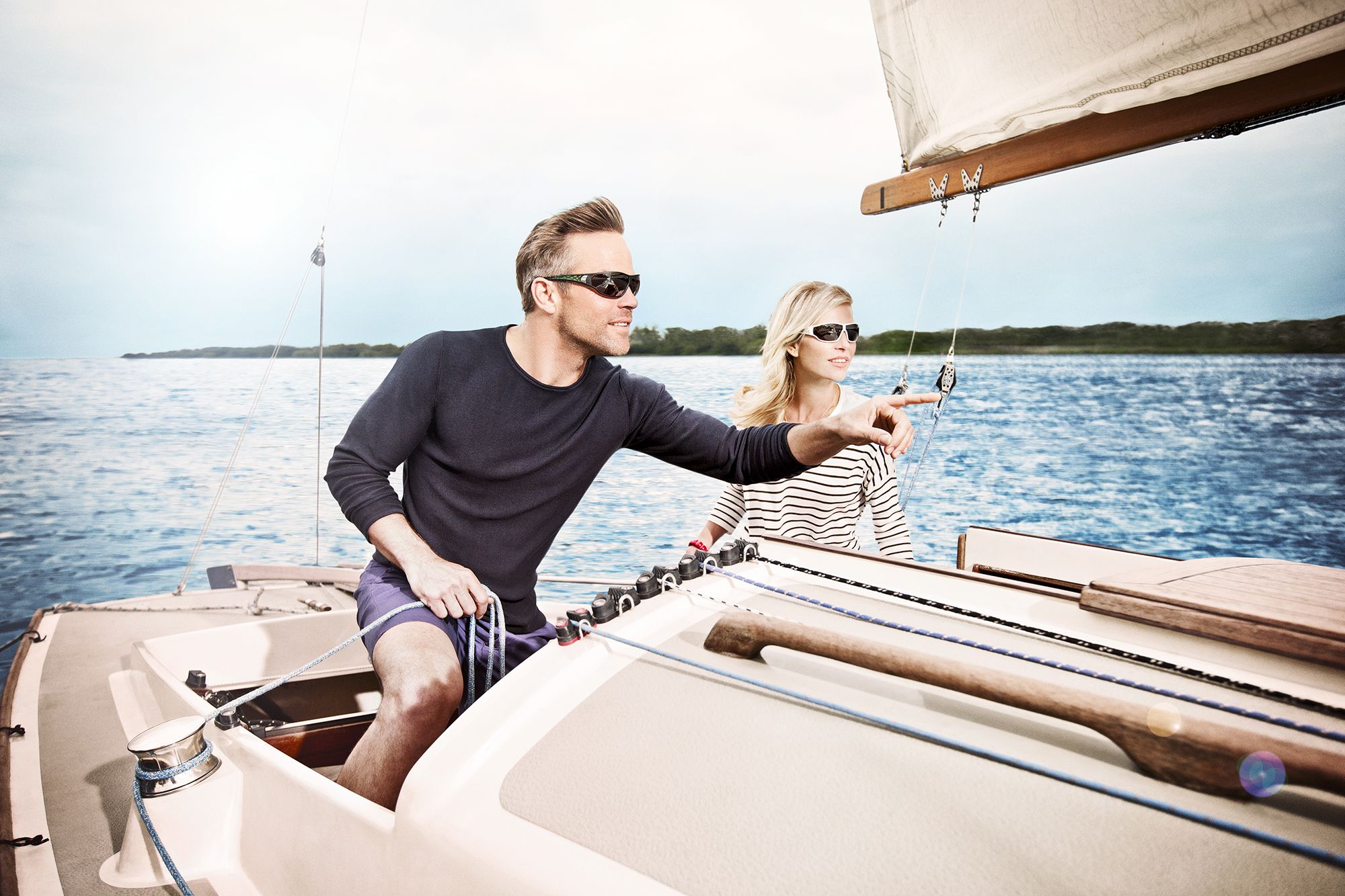 Paar mit Sonnenbrillen auf einem Segelboot, ZEISS-Mehrwertbrillen-Kampagne
